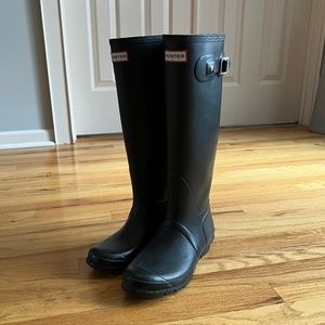 Women's Matte Black Tall Hunter Rain Boots size 8M/9F